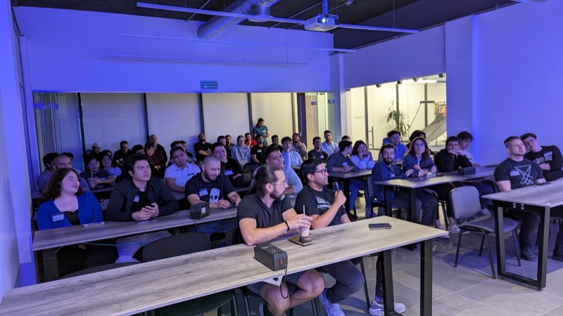 Sala llena de asistentes durante una charla nocturna del AWS User Group Hermosillo