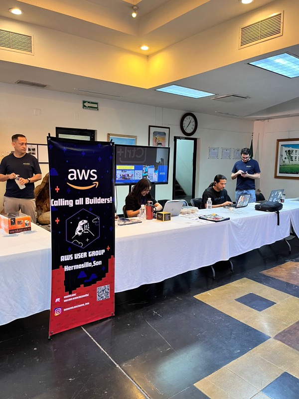 Mesa de registro del AWS User Group Hermosillo con su banner "Calling all Builders", antes de una charla
