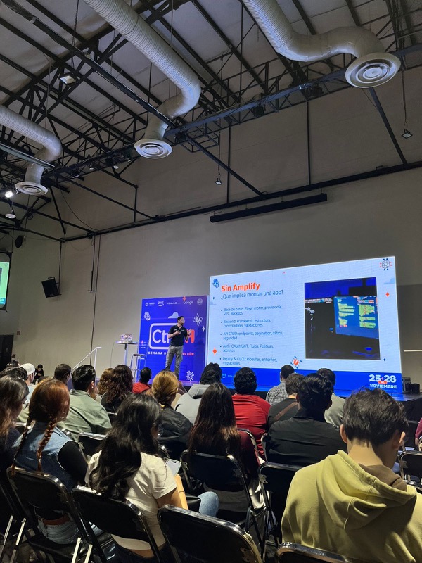 Ponencia "Sin Amplify: ¿Qué implica montar una app?" en el escenario de CTRL+H, la semana de innovación de Hermosillo