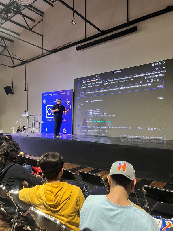 Charla sobre Strands Agents (SDK para agentes de IA) en el escenario de CTRL+H