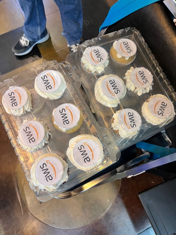 Cupcakes con el logo de AWS, parte del catering de un encuentro