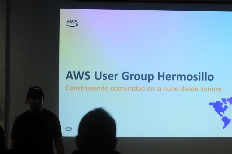 Diapositiva de bienvenida "AWS User Group Hermosillo: Construyendo comunidad en la nube desde Sonora" proyectada al inicio de un encuentro