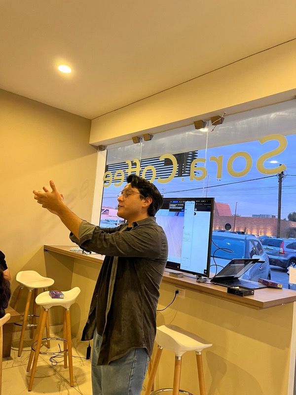 Presentador dando una charla en Sora Coffee, sede de uno de los encuentros