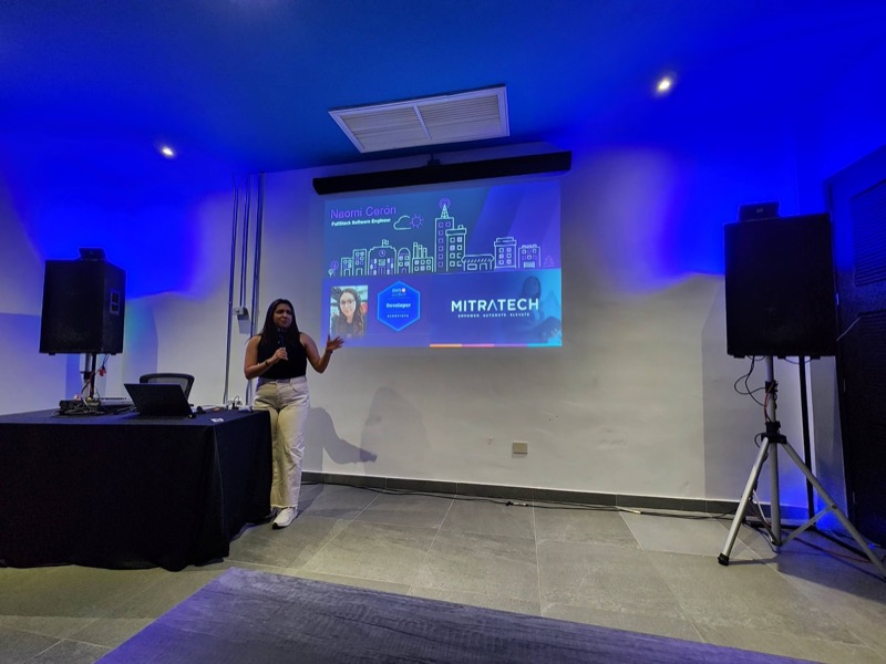 Naomi Cerón, FullStack Software Engineer en Mitratech, presentando en un encuentro del AWS User Group Hermosillo