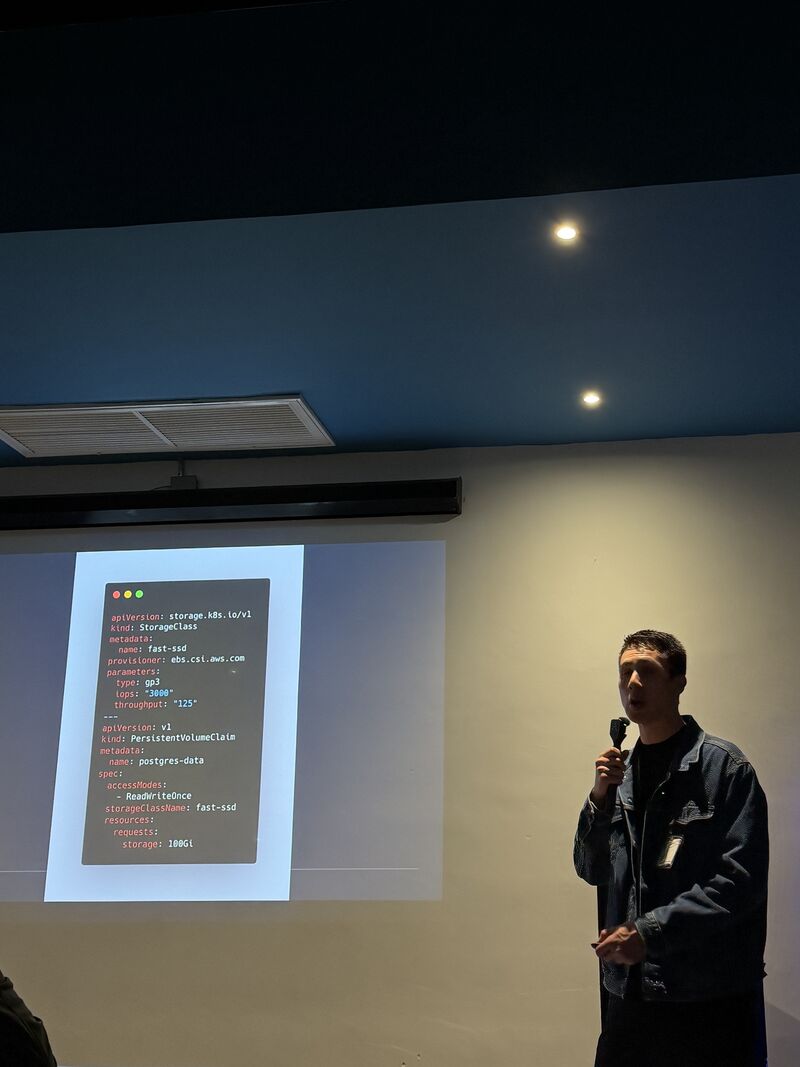 Speaker presentando Kubernetes